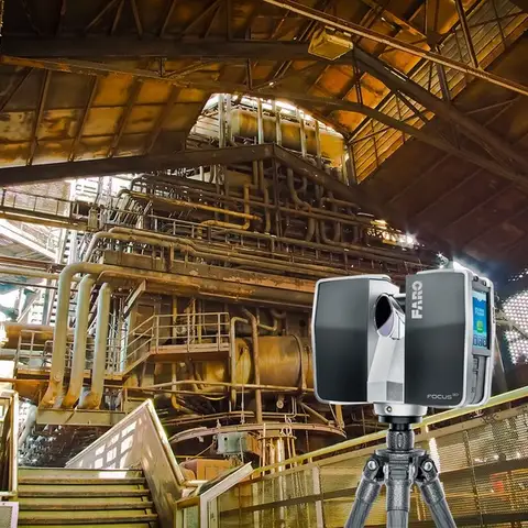 Escáner láser 3D FARO capturando datos en el interior de una planta industrial